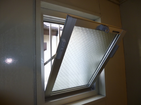 【相模原富士見店】開閉困難な浴室窓をカバー工法で交換。