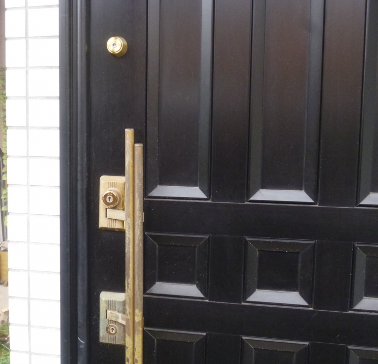 玄関ドア　補助錠追加取付工事