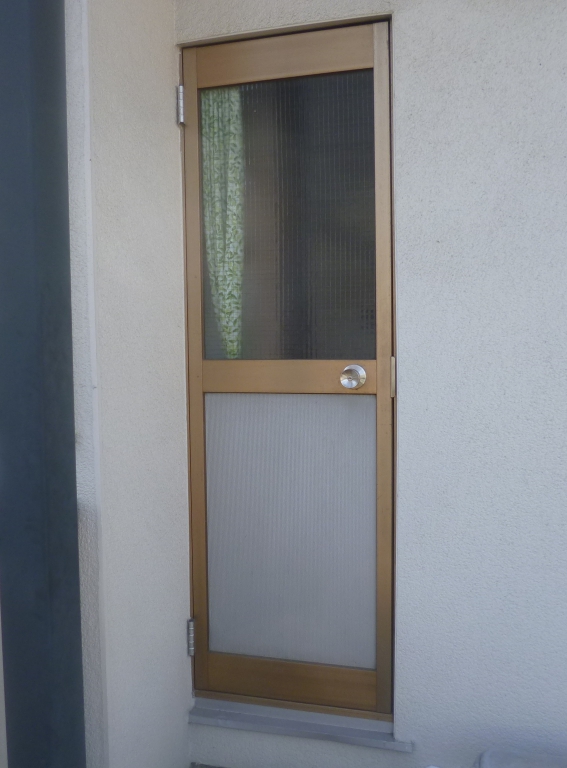 施工前写真　薄いガラスの入った冷たいドア